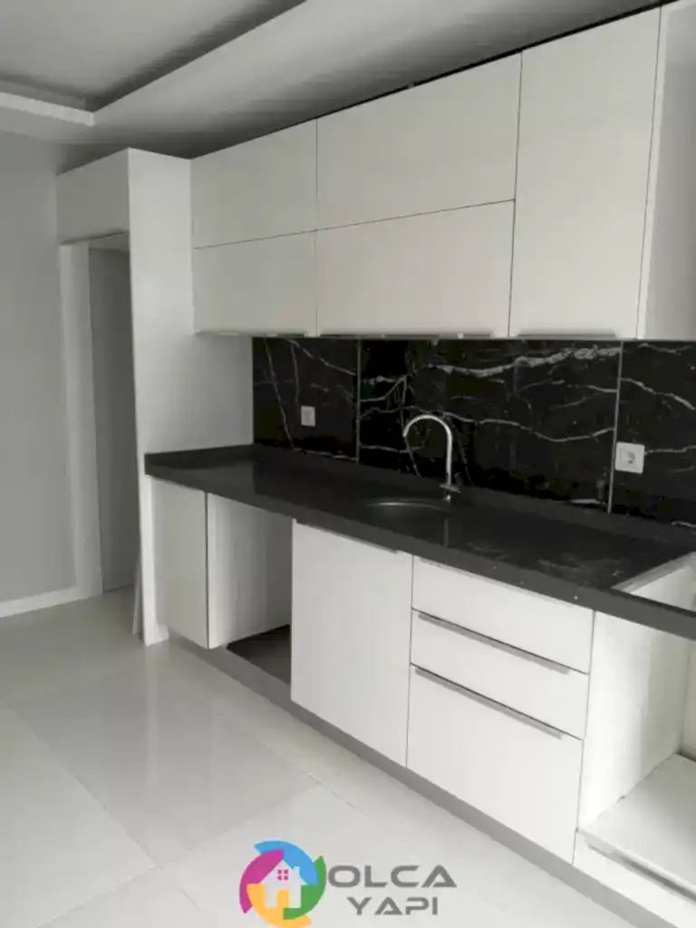 siyah beyaz mutfak dolabi modeli 12